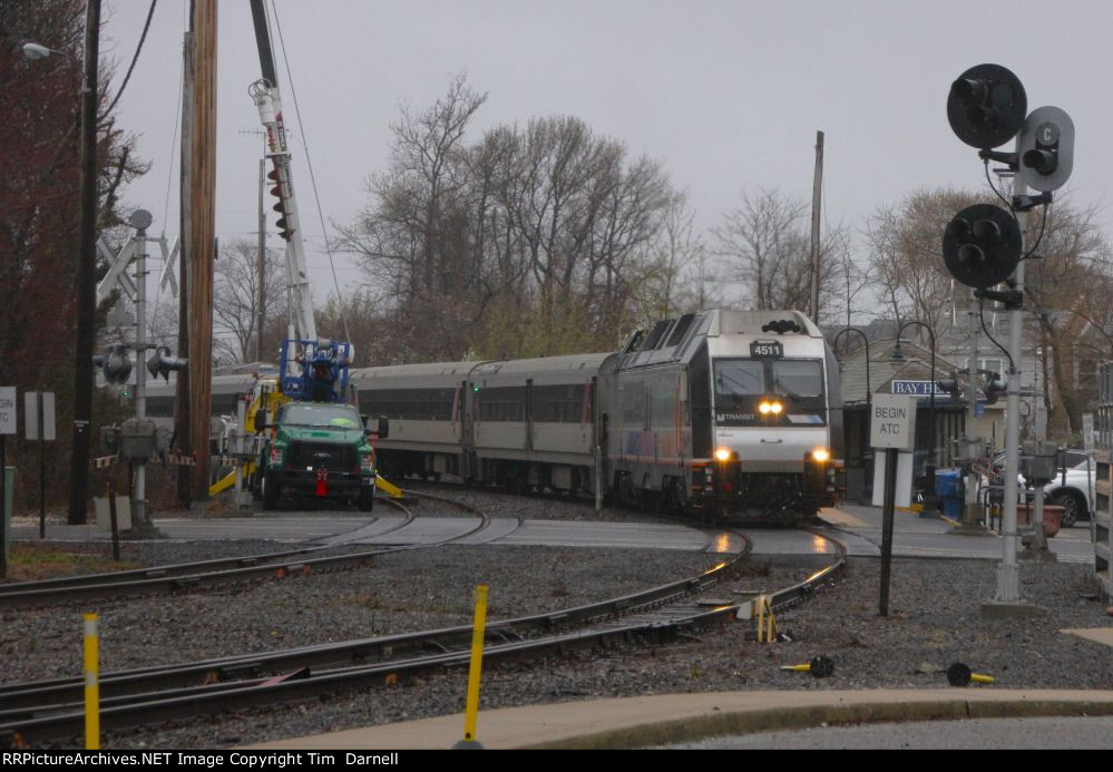 NJT 4511 arrives.